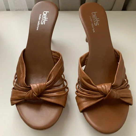 Aus Size 6 Bette’s low heel. Never worn. - Picture 1 of 2